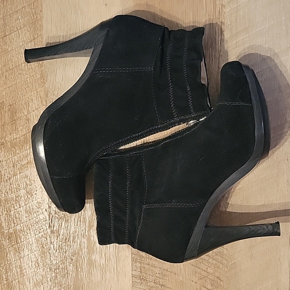 Michael Kors Black 4 Inch Bootie Size 9.5 Medium - Picture 2 of 6